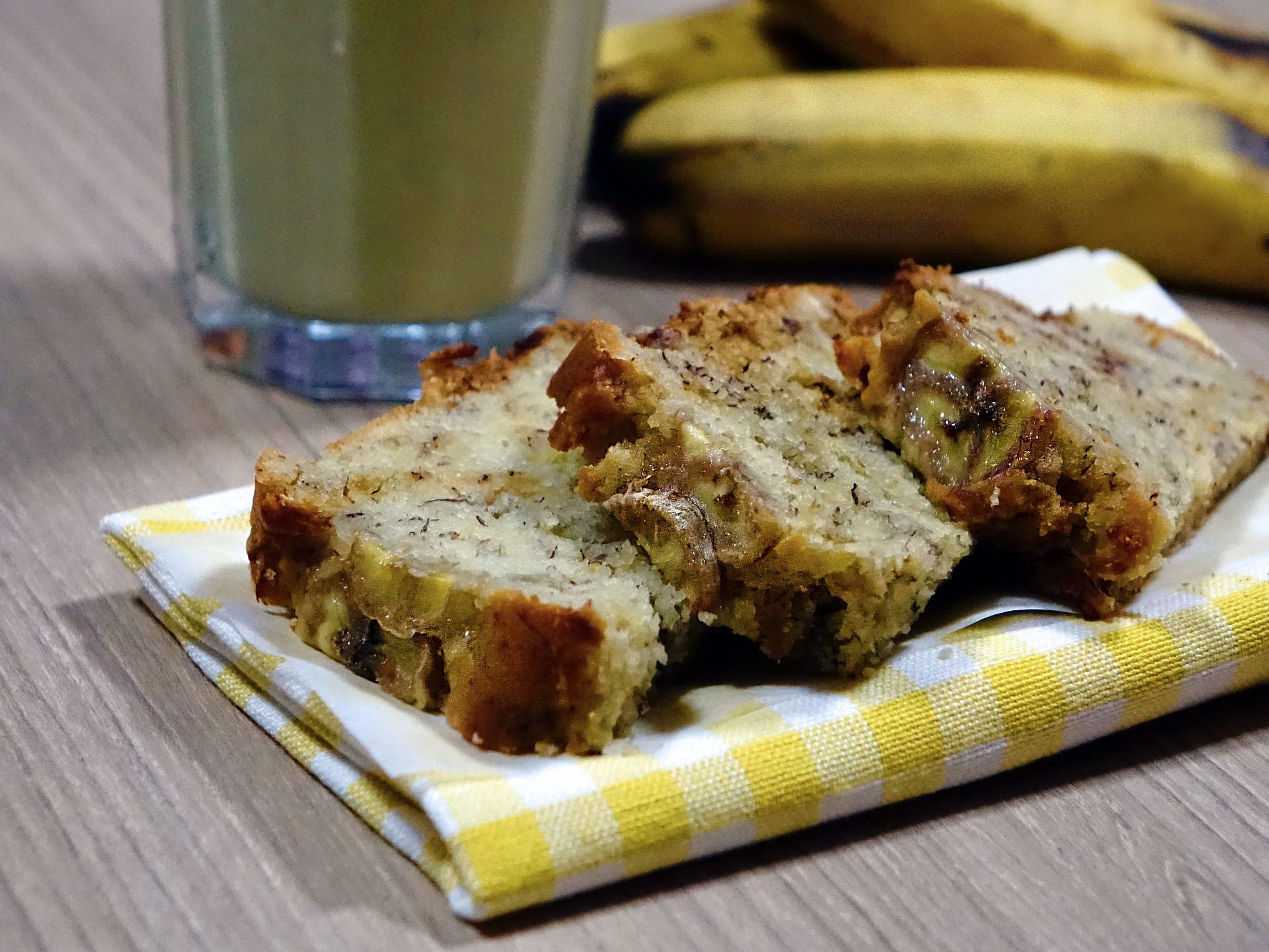 Bolo de banana muito simples e rápido, e ainda rende 06 porções
