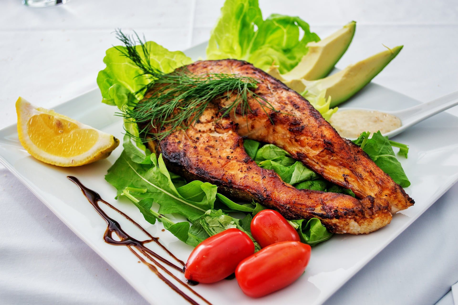 Salmão assado, rico em omega 3 e proteínas, fica pronto em 30 minutos