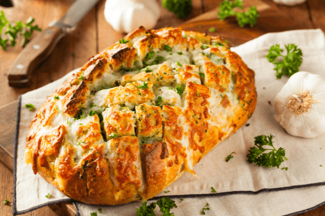 Pão de alho recheado, suculento e irresistível!