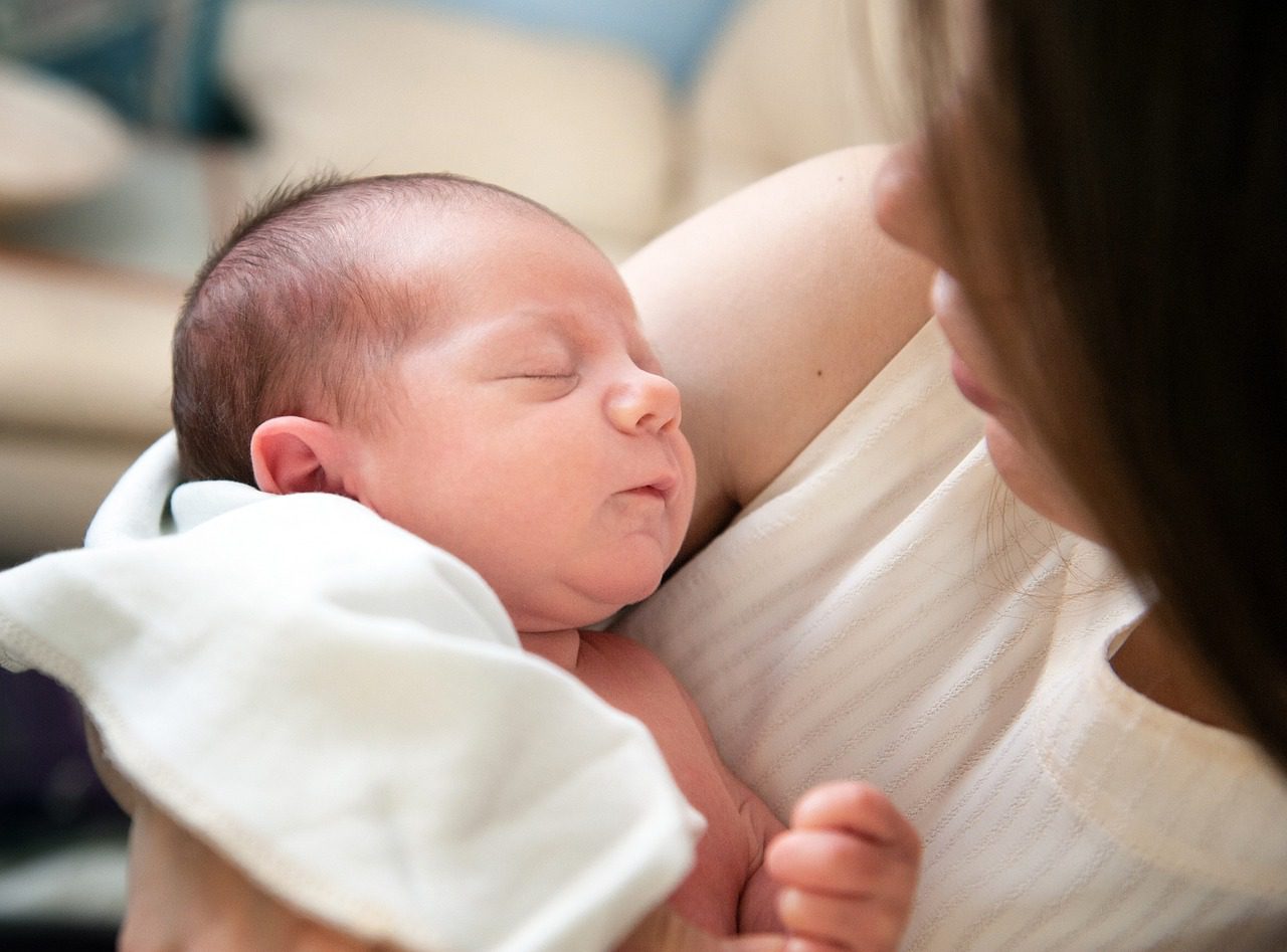 Recém-nascido: Confira 6 dicas essenciais de como cuidar do bebê!