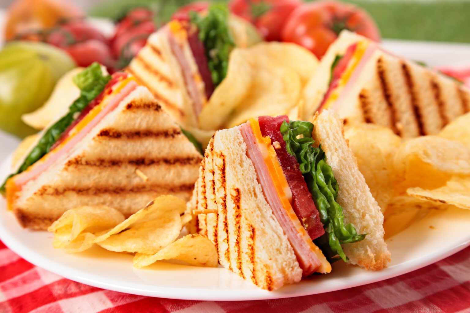 Você gosta de lanches rápidos, práticos e deliciosos? Então confira essas 2 receitas de lanche panini que você vai amar! lanche panini