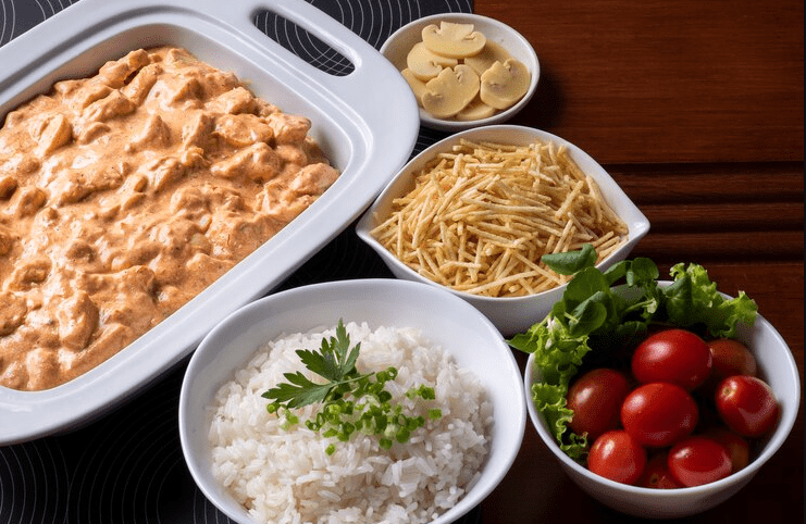 Strogonoff: um prato versátil e delicioso. Confira 2 receitas fáceis de preparar!